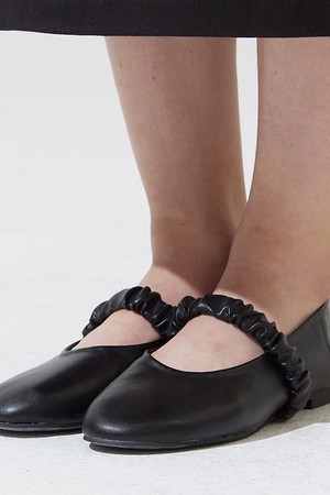 Scrunchy round flat shoes - black