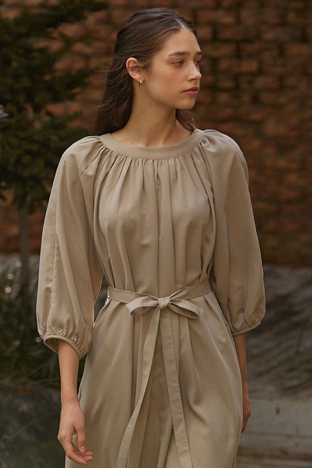 ADAUL - 긴소매 원피스 - Soft shirring two ribbon long dress - khakibeige