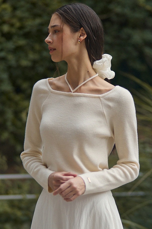 ADAUL - 스웨터 - Wide square chocker neck knit - butter