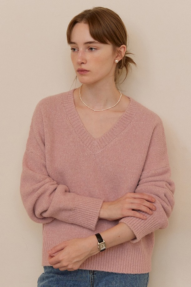 ADAUL - 스웨터 - Soft loose V-neck knit - soft pink