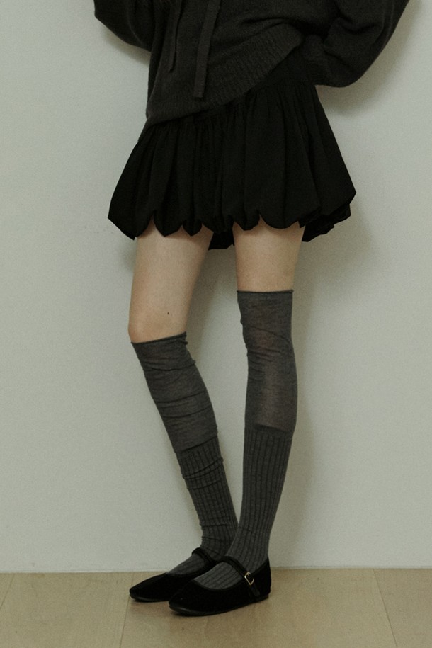 ADAUL - 미니스커트 - Wool balloon shirring mini skirt - black