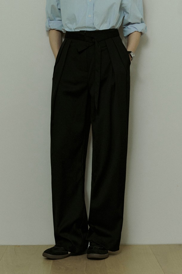 ADAUL - 롱/미디팬츠 - Two button belt straight slacks - black