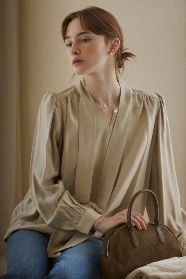 ADAUL - 블라우스 - Scarf neck shirring blouse - beige