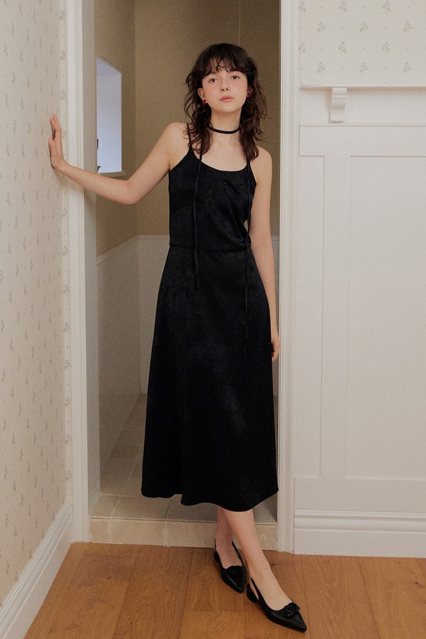 자카드 로프 벨트 롱 드레스 - 블랙은 데일리룩부터 오피스룩까지 활용 가능한 여성 롱 원피스입니다. 세미크레이프 촉감의 폴리에스테르 소재로 제작되어 사계절 내내 착용하기 좋으며, 자연스러운 A라인 플레어 핏이 우아한 실루엣을 선사합니다. 스퀘어넥과 얇은 숄더 스트랩, 허리 로프 스트랩 디테일이 특징이며, 레이어드하여 다양한 스타일을 연출할 수 있습니다. 베이직하면서도 엘레강스한 무드를 더해주는 블랙 컬러의 자카드 패턴 롱 드레스입니다. 오피스룩, 데이트룩, 모임룩 등 다양한 TPO에 어울리는 클래식하고 미니멀한 스타일을 완성해보세요.
