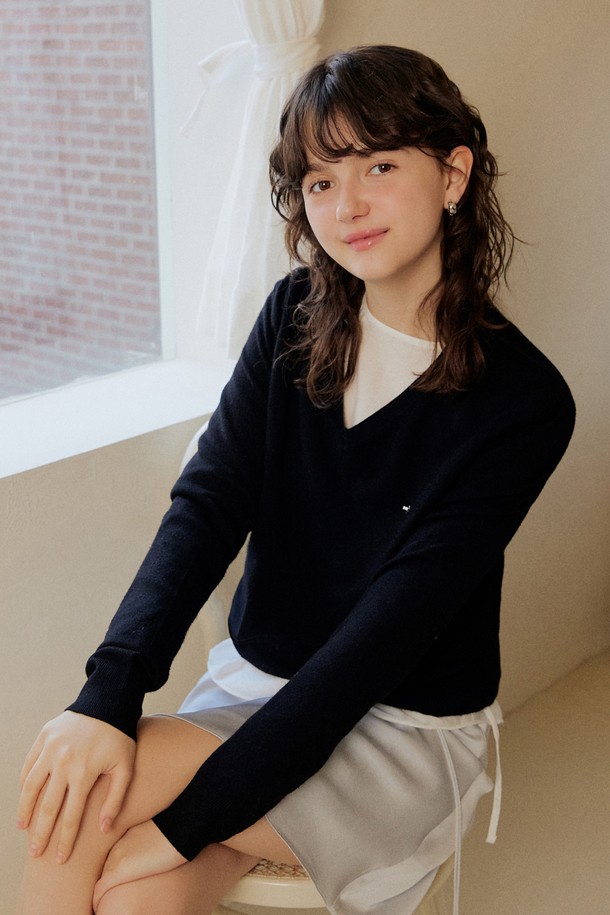 브이넥 베이직 니트 - 5컬러는 부드러운 촉감의 비스코스, 나일론, 폴리에스테르 혼방 소재로 제작되어 봄, 가을에 착용하기 좋습니다. 레귤러 핏에 긴 소매 기장으로, 미니멀하고 베이직한 스타일을 연출하며, 데이트룩이나 카페룩에 잘 어울립니다. 아이보리, 민트블루, 레드, 네이비, 블랙 5가지 색상으로 만나볼 수 있으며, 신축성이 좋아 편안하게 착용 가능합니다. 비침이 없어 단독으로 입거나, 레이어드하여 다양한 스타일을 연출할 수 있습니다. 브이넥 디자인으로 세련된 분위기를 더했습니다.
