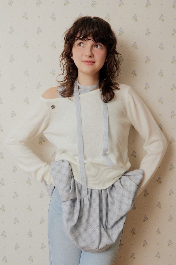 소프트 믹스 오프 숄더 니트 - 5컬러는 여성 의류로, 페미닌과 스트릿 스타일을 모두 아우르는 매력적인 아이템입니다. 부드러운 면과 폴리에스테르 혼방 소재로 제작되어 편안한 착용감을 선사하며, 봄, 가을에 입기 좋습니다. 레귤러핏 크롭 기장으로 다양한 하의와 매치하기 좋고, 오프숄더와 보트넥 두 가지 스타일로 연출할 수 있습니다. 아이보리, 코랄핑크, 그레이, 코발트블루, 블랙의 5가지 다채로운 컬러로 출시되어 데이트룩, 카페룩, 모임룩 등 TPO에 맞게 폭넓게 활용 가능합니다. 비침 걱정 없이, 부드러운 촉감과 신축성으로 활동성을 높였습니다.
