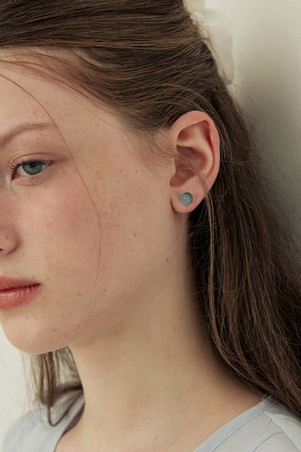 미니멀한 디자인의 4가지 컬러 볼 귀걸이입니다. 가볍고 착용감이 좋으며, 티타늄 침과 호마이카 소재로 제작되어 알레르기 걱정 없이 데일리 착용이 가능합니다. 메탈릭 볼 텍스처가 은은하게 빛나 어떤 스타일에도 세련된 포인트를 더해줍니다.
