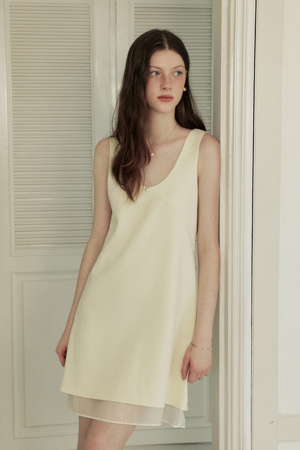 크림색상의 딥 브이넥 진주 포인트 더블 미니 드레스입니다. 텐셀, 레이온, 스판덱스 혼방 소재로 제작되어 부드러운 촉감과 얇은 두께감으로 봄, 여름 시즌 데일리룩으로 적합합니다. 민소매 디자인에 브이넥과 U넥을 넘나드는 넥 라인, 더블 레이어드 치마 타입으로 여성스러운 실루엣을 연출합니다. 진주 디테일과 시폰 소재, 레이어드 스타일이 돋보이며, 미니멀, 엘레강스 무드로 데이트룩, 카페룩, 모임룩 등 다양한 TPO에 활용하기 좋습니다. 신축성은 없으며 비침 걱정 없이 편안하게 착용할 수 있습니다.
