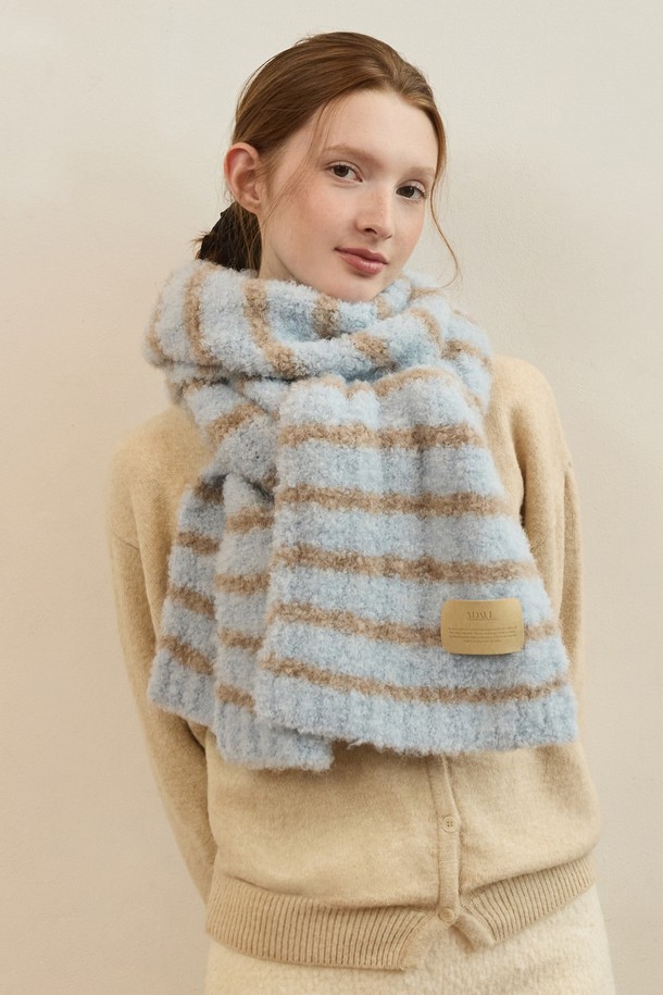 Bubbly stripe long 머플러 - 5color는 여성용으로, 가을과 겨울에 따뜻하게 착용할 수 있는 롱 머플러입니다. 부드러운 폴리에스테르 소재로 제작되어 포근한 촉감을 선사하며, 두꺼운 두께감으로 보온성을 높였습니다. 캐주얼, 클래식, 미니멀 스타일을 모두 소화할 수 있으며, 블루와 베이지 등 5가지 다채로운 컬러의 스트라이프 패턴으로 포인트를 더했습니다. 일상에서 폭넓게 활용하여 스타일리시한 룩을 연출해보세요.
