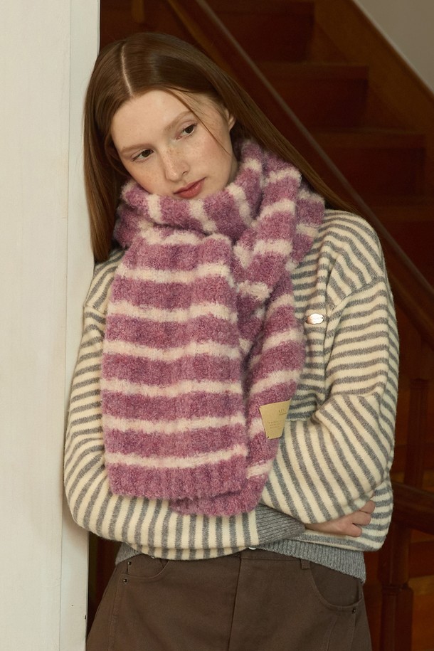 부블리 스트라이프 롱 머플러 - 5컬러는 부드러운 촉감과 두꺼운 두께로 따뜻함을 선사하는 머플러입니다. 핑크, 퍼플 두 가지 색상으로 제공되며, 캐주얼한 스타일과 스트라이프 패턴이 돋보입니다. 가을, 겨울철 산책룩에 활용하기 좋으며, 롱 기장으로 포근하게 목을 감싸줍니다. 캐주얼, 클래식, 미니멀 스타일 모두 소화 가능한 실용적인 아이템입니다. 일상생활에서 보온성을 높여주는 머플러를 찾으시는 분들께 추천합니다.
