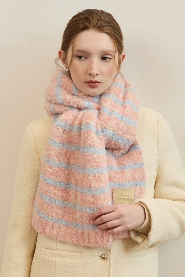 "Bubbly stripe long 머플러"는 부드러운 폴리에스테르 소재로 제작되어 가을, 겨울철 따뜻함을 선사하는 여성용 머플러입니다. 롱 기장과 버블리 텍스처가 돋보이며, 핑크, 블루, 그레이 3가지 컬러로 출시되었습니다. 캐주얼, 클래식, 미니멀 스타일 모두 소화 가능하며, 출근룩, 모임룩 등 다양한 TPO에 활용하기 좋습니다. 잔잔한 스트라이프 패턴이 은은한 포인트를 더해줍니다. 보온성을 높여주는 두꺼운 두께감으로 추운 날씨에도 포근하게 착용할 수 있습니다.
