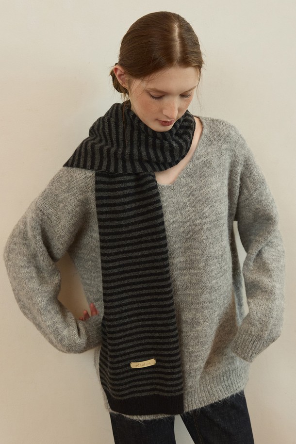 마이너 스트라이프 롱 머플러 - 6컬러는 여성의 가을, 겨울철 스타일을 책임질 필수 아이템입니다. 부드러운 니트 소재로 제작되어 뛰어난 촉감과 보온성을 자랑하며, 롱 기장과 두꺼운 두께로 포근함을 더했습니다. 베이직하고 캐주얼한 디자인에 스트라이프 패턴을 더해, 다양한 스타일에 손쉽게 매치할 수 있습니다. 블랙, 그레이 등 6가지 컬러로 출시되어 취향에 맞게 선택 가능하며, 캐주얼, 클래식, 미니멀 스타일 모두 소화 가능한 활용도 높은 머플러입니다.
