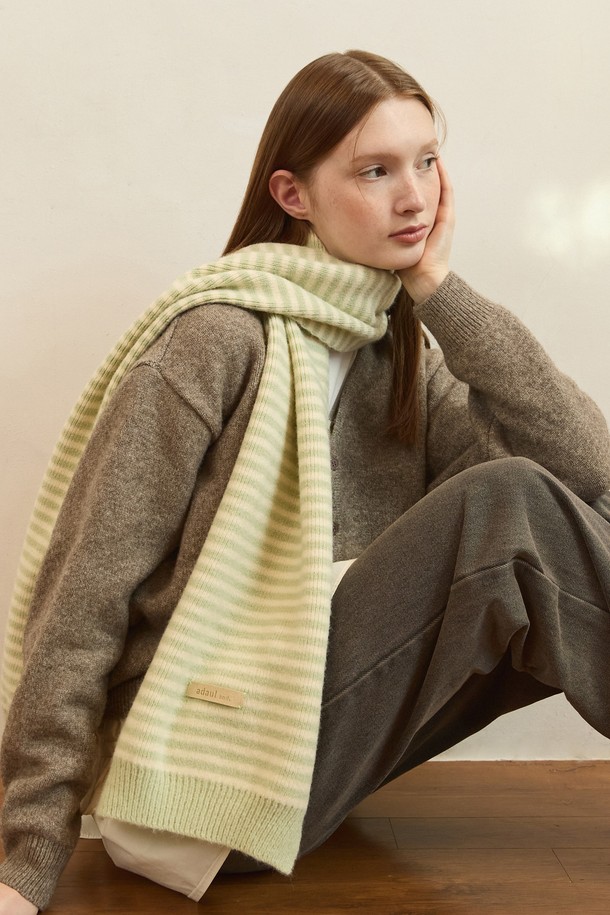 마이너 스트라이프 롱 머플러 - 6컬러는 부드러운 니트 소재로 제작되어 가을과 겨울에 따뜻하게 착용할 수 있는 머플러입니다. 롱 기장과 두꺼운 두께감으로 보온성을 높였으며, 베이직하고 캐주얼한 스타일을 연출하기 좋습니다. 출근룩, 캐주얼, 클래식, 미니멀 스타일 모두 소화 가능하며, 옐로우, 그레이, 화이트 등 6가지 다양한 컬러의 스트라이프 패턴으로 포인트를 더했습니다.
