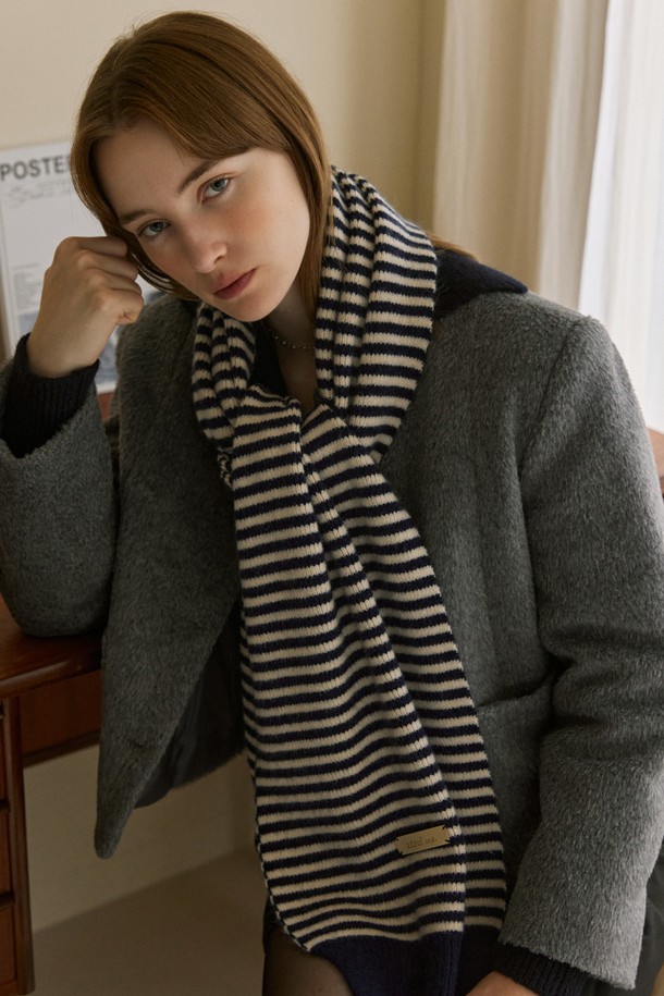 마이너 스트라이프 롱 머플러는 캐주얼, 미니멀, 클래식 스타일에 잘 어울리는 제품입니다. 부드러운 니트와 울 소재로 제작되어 가을과 겨울에 따뜻하게 착용할 수 있습니다. 롱 기장과 보통 두께로, 일상복에 포인트를 더하기 좋습니다. 블랙, 화이트 등 6가지 다채로운 컬러로 구성되어 있어, 다양한 스타일 연출이 가능합니다. 스트라이프 패턴이 돋보이는 디자인으로, 베이직하면서도 세련된 느낌을 줍니다.
