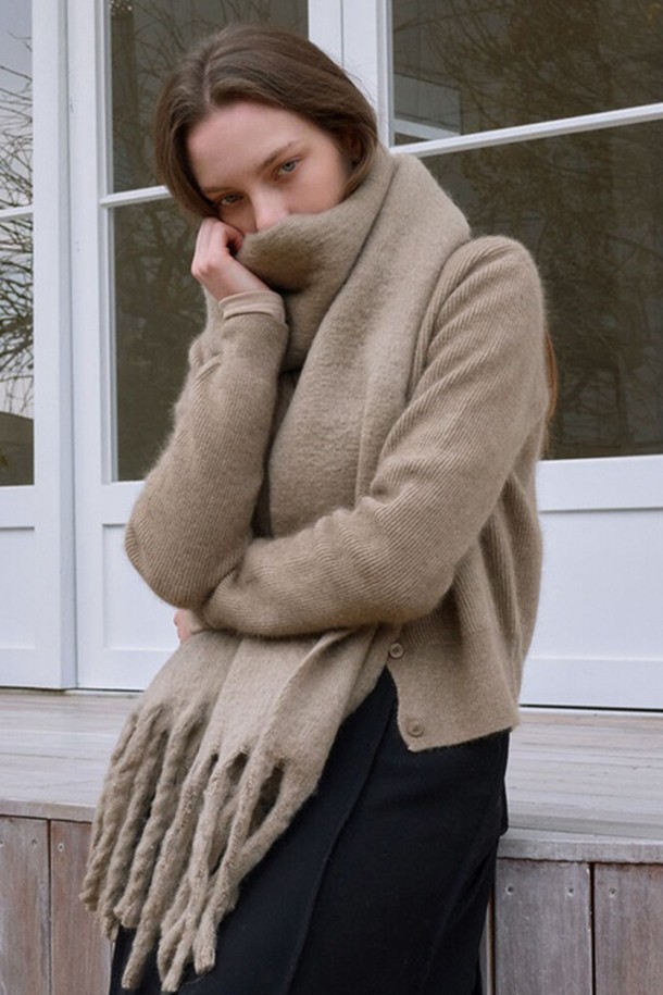 **울 롱 와이드 머플러 - 8컬러**

부드러운 울 소재로 제작되어 포근한 착용감을 선사하는 롱 와이드 머플러입니다. 베이직하고 클래식한 디자인으로, 어떤 룩에도 잘 어울려 데일리하게 활용하기 좋습니다. 가을과 겨울, 두꺼운 두께감으로 따뜻하게 감싸주며, 8가지 다채로운 컬러(베이지, 블랙, 화이트, 그레이, 브라운, 레드, 블루, 그린)로 폭넓은 선택지를 제공합니다. 

프린지 디테일이 돋보이는 이 머플러는 스타일리시한 포인트를 더하며, 미니멀하고 클래식한 스타일을 연출하기에 좋습니다. 공용으로 착용 가능하여, 커플 아이템으로도 활용할 수 있습니다.
