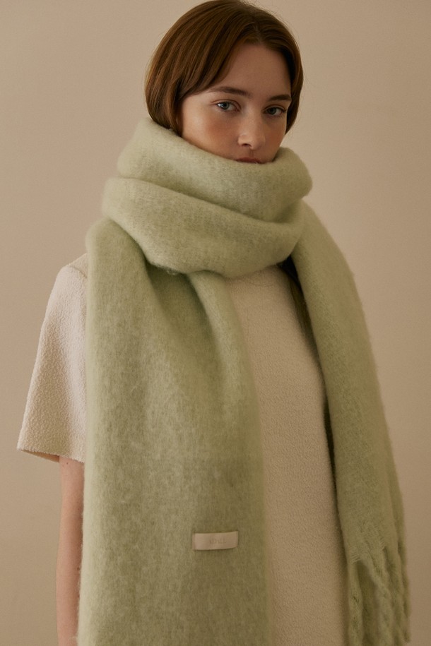 울 롱 와이드 머플러 - 8컬러는 가을과 겨울, 쌀쌀한 날씨에 포근함을 더해줄 머플러입니다. 부드러운 촉감의 울 소재로 제작되어 뛰어난 보온성을 제공하며, 베이직하고 미니멀한 디자인으로 다양한 스타일 연출에 활용할 수 있습니다. 와이드한 폭과 롱 기장으로 목을 감싸 더욱 따뜻하게 해줍니다. 출근룩이나 모임룩 등 TPO에 구애받지 않고 클래식, 미니멀, 캐주얼 스타일 모두 소화 가능합니다. 그린, 베이지, 블랙, 화이트, 그레이, 브라운, 레드, 블루 총 8가지 다채로운 컬러로 만나보세요.
