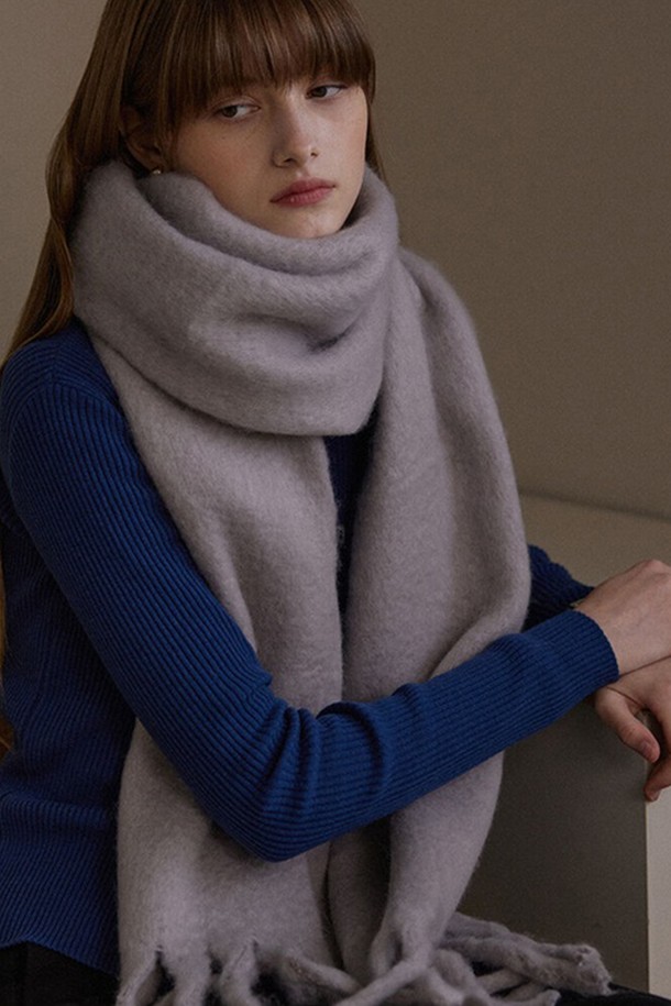 울 롱 와이드 머플러 - 8컬러는 부드러운 촉감과 두꺼운 두께감으로 가을, 겨울철 따뜻함을 선사하는 머플러입니다. 베이직하고 캐주얼한 스타일로 출근룩, 모임룩 등 다양한 TPO에 활용하기 좋습니다. 롱 기장과 와이드 핏으로 포근하게 감싸주며, 그레이, 블랙, 베이지, 화이트, 브라운, 네이비, 레드, 아이보리 등 8가지 다채로운 컬러 옵션을 제공합니다. 캐주얼, 클래식, 미니멀 스타일 모두 소화 가능하며, 무지 디자인으로 어떤 스타일에도 잘 어울립니다. 
