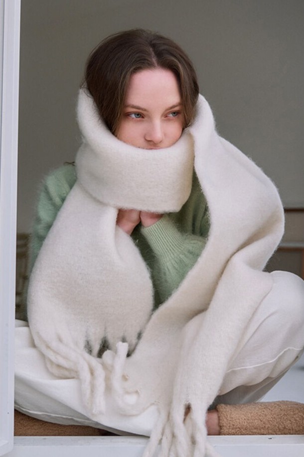 울 롱 와이드 머플러는 부드러운 촉감과 두꺼운 두께로 가을, 겨울철 따뜻함을 선사합니다. 베이직하고 클래식한 디자인으로 출근룩, 모임룩 등 다양한 TPO에 활용하기 좋습니다. 아이보리, 블랙, 그레이, 베이지, 브라운, 그린, 레드, 블루 8가지 다채로운 색상으로 준비되어 있습니다. 롱 와이드 디자인은 클래식, 미니멀, 캐주얼 등 어떤 스타일에도 잘 어울려 폭넓은 연출이 가능합니다. 무지 패턴으로 유행을 타지 않아 오랫동안 활용할 수 있는 아이템입니다.
