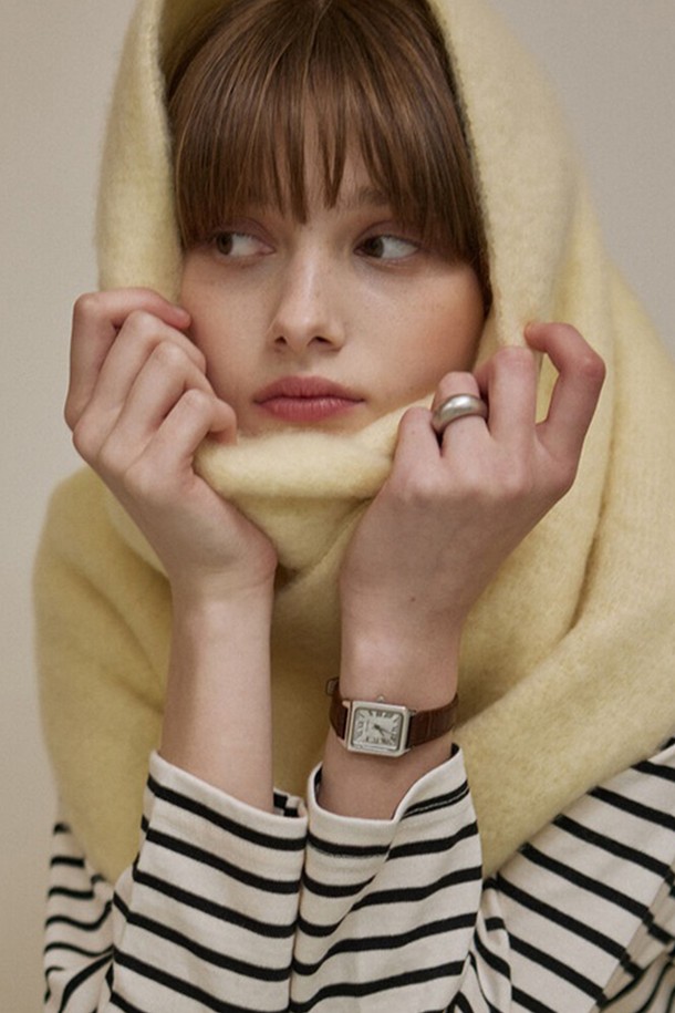 울 롱 와이드 머플러 - 8컬러는 부드러운 촉감의 울 소재로 제작되어 가을, 겨울철 따뜻하게 사용할 수 있는 머플러입니다. 베이직하고 캐주얼한 디자인으로 출근룩, 모임룩 등 다양한 TPO에 활용 가능하며, 캐주얼, 클래식, 미니멀 스타일 모두 소화합니다. 블랙, 화이트, 베이지, 그레이, 브라운, 레드, 블루, 그린 8가지 다채로운 컬러로 출시되어 폭넓은 선택지를 제공합니다. 롱 기장과 와이드 핏으로 스타일리시함을 더하며, 두꺼운 두께감으로 보온성을 높였습니다. 
