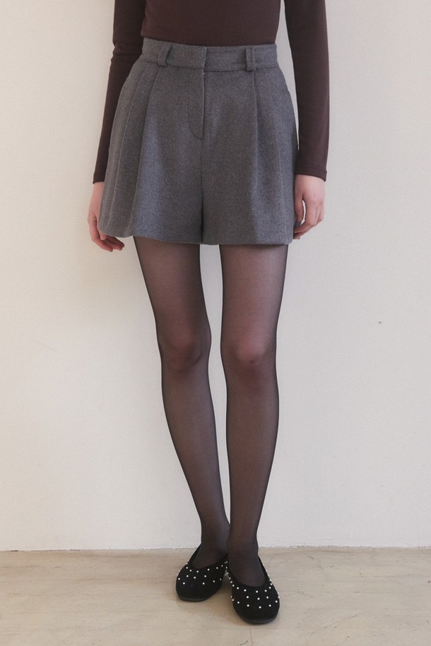 차콜 색상의 울 핀턱 숏 팬츠입니다. 겨울철에 어울리는 두꺼운 두께감과 부드러운 촉감으로 우아한 스타일을 연출합니다. 하이웨스트 핏과 A라인 실루엣이 다리 라인을 더욱 돋보이게 하며, 핀턱 디테일이 세련된 포인트를 더합니다. 데일리룩, 출근룩, 모임룩 등 다양한 TPO에 활용 가능하며, 클래식, 미니멀, 시크한 스타일을 즐기는 여성분들께 추천합니다. 중간 신축성으로 편안한 착용감을 선사하며 비침 걱정 없이 착용할 수 있습니다.
