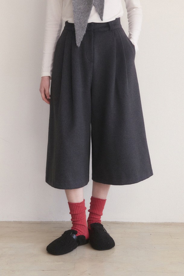 차콜 색상의 울 핀턱 롱 버뮤다 팬츠입니다. 클래식하고 미니멀한 무드를 연출하며, 겨울 시즌에 어울리는 두꺼운 두께감의 울 소재로 제작되었습니다. 5부 기장의 루즈핏으로, 오피스룩, 출근룩, 모임룩 등 다양한 TPO에 활용 가능합니다. 핀턱 디테일이 더해져 시크한 스타일을 완성하며, 편안하면서도 세련된 룩을 연출합니다. 
