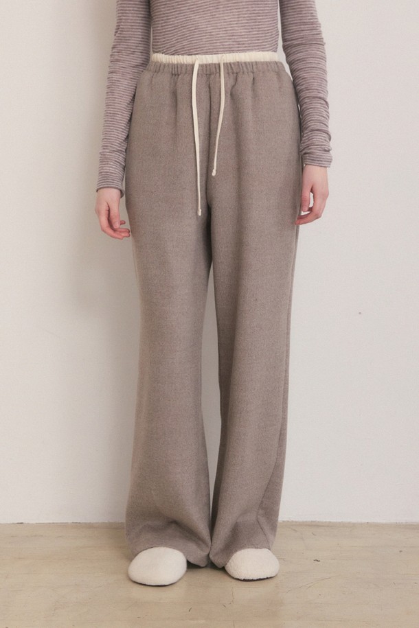 베이지 컬러의 밴딩 스트링 레이어드 슬랙스는 편안하면서도 세련된 스타일을 연출합니다. 넉넉한 와이드 핏으로 제작되어 편안한 착용감을 제공하며, 봄, 가을 시즌에 적합합니다. 폴리에스테르, 레이온, 아크릴, 텐셀 혼방 소재로 제작되어 부드러운 촉감과 은은한 드레이핑을 선사합니다. 이중 밴딩 디자인과 스트링 디테일은 허리 라인을 안정적으로 잡아주며, 무지 디자인으로 다양한 상의와 쉽게 매치할 수 있습니다. 비침 걱정 없이 데일리룩 또는 캐주얼 스타일을 연출해보세요.
