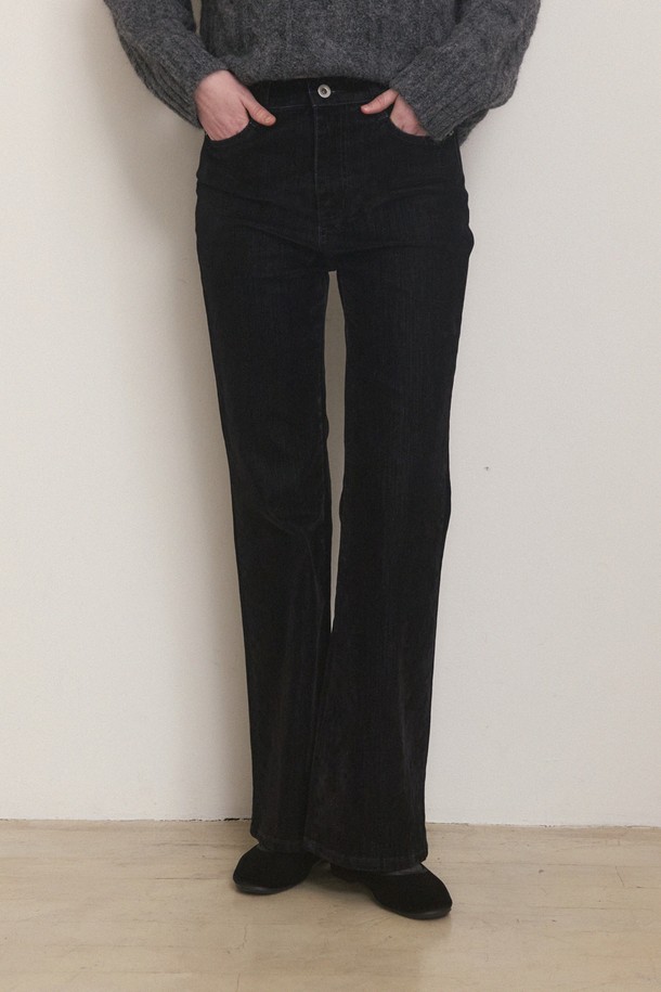 벨벳 웜 부츠컷 팬츠 - 블랙은 여성 의류로, 가을과 겨울에 어울리는 하이웨스트 부츠컷 팬츠입니다. 블랙 컬러의 무지 디자인으로, 오피스룩과 모임룩에 모두 적합한 엘레강스 스타일을 연출합니다. 면, 폴리에스테르, 스판덱스 혼방의 부드러운 벨벳 소재로 제작되어 은은한 광택감과 편안한 착용감을 선사합니다. 무릎 아래부터 살짝 퍼지는 부츠컷 실루엣이 다리 라인을 더욱 슬림하게 보이게 하며, 클래식, 미니멀, 시크 스타일에 모두 잘 어울립니다.
