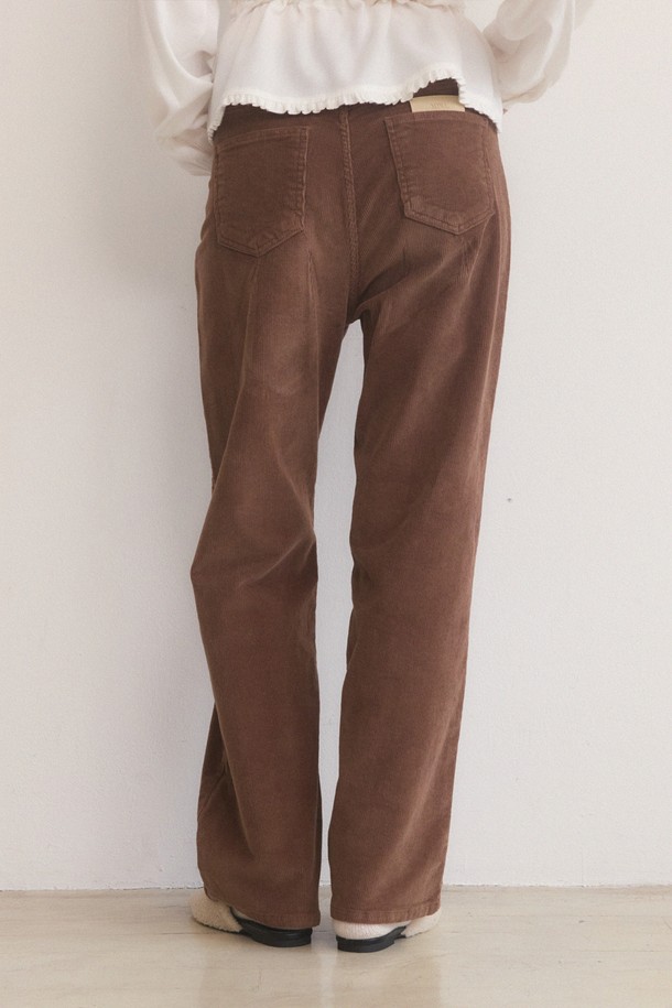 부드러운 촉감의 고밀도 코듀로이 원단으로 제작된 여성용 스트레이트핏 코듀로이 팬츠입니다. 가을과 겨울에 따뜻하게 착용하기 좋으며, 데일리룩, 캐주얼, 미니멀, 클래식 스타일을 연출하기 좋습니다. 핑크, 브라운, 아이보리 세 가지 컬러로 출시되어 취향에 맞게 선택할 수 있습니다. 신축성이 있어 편안한 착용감을 선사하며, 다리가 길어 보이는 실루엣을 연출합니다. 비침 걱정 없이 부담 없이 즐겨 입을 수 있는 기본 아이템입니다.
