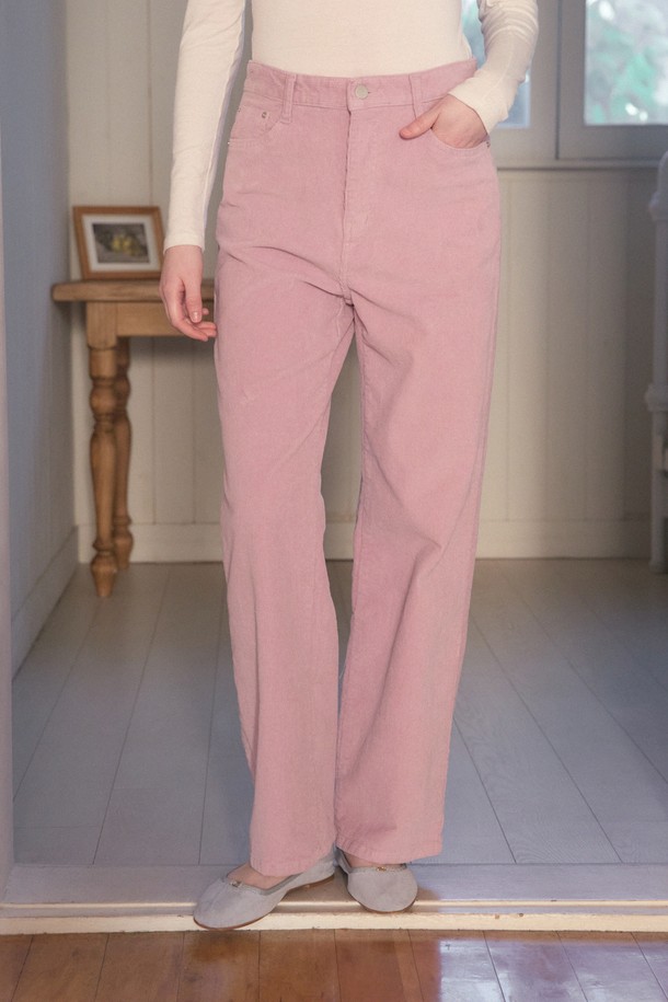 가을, 겨울 시즌에 어울리는 코듀로이 스트레이트 핏 팬츠입니다. 부드러운 촉감의 고밀도 코듀로이, 면, 스판덱스 혼방 소재로 제작되어 편안한 착용감을 선사합니다. 핑크, 브라운, 아이보리 3가지 색상으로 출시되었으며, 캐주얼, 미니멀, 클래식 스타일을 연출하기 좋습니다. 일상복으로 활용하기 좋으며, 다리가 길어 보이는 효과를 줍니다. 릴랙스 핏에 중간 두께감으로 간절기부터 겨울까지 따뜻하게 입을 수 있습니다.
