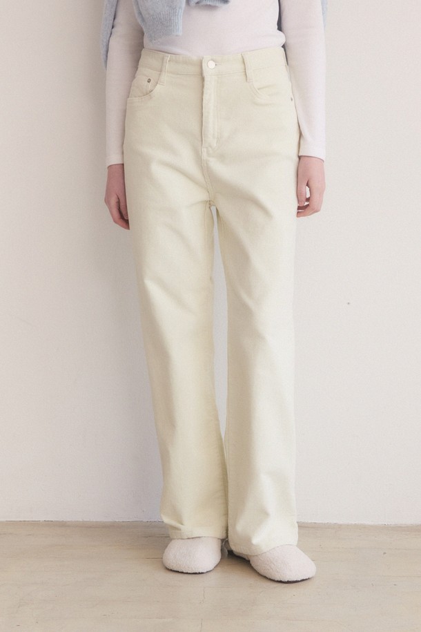 **골덴 스트레이트 핏 팬츠 - 3컬러**

부드러운 촉감과 따뜻함을 선사하는 골덴 스트레이트 핏 팬츠입니다. 핑크, 브라운, 아이보리 3가지 다채로운 컬러로 출시되어, 어떤 상의와도 쉽게 매치하여 다양한 스타일을 연출할 수 있습니다. 고밀도 코듀로이 원단으로 제작되어 자연스러운 실루엣을 자랑하며, 다리가 길어 보이는 효과를 선사합니다. 가을, 겨울 시즌 데일리룩은 물론, 출근룩과 모임룩에도 활용 가능한 활용도 높은 아이템입니다. 캐주얼, 클래식, 미니멀 등 다채로운 스타일을 연출해보세요.
