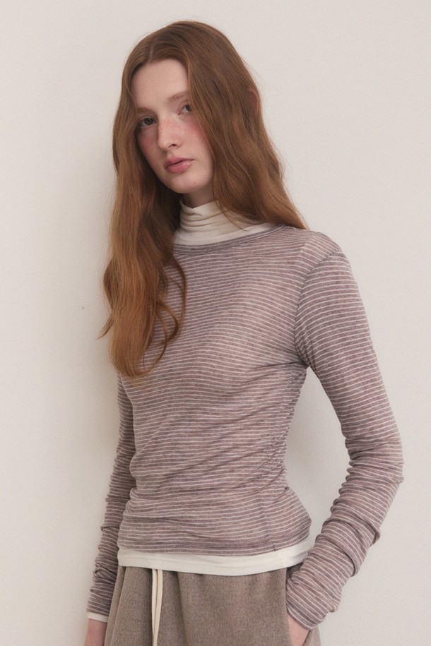 부드러운 면 소재의 스트라이프 롱 티셔츠입니다. 베이직하고 캐주얼한 스타일로, 봄, 가을에 활용하기 좋습니다. 레귤러핏에 터틀넥 디자인으로, 얇은 두께감으로 편안하게 착용할 수 있습니다. 화이트, 그레이, 블랙, 브라운 4가지 컬러로 출시되어 다양한 코디에 활용 가능합니다. 미니멀, 클래식 스타일을 즐겨 입는 여성분들께 추천합니다.
