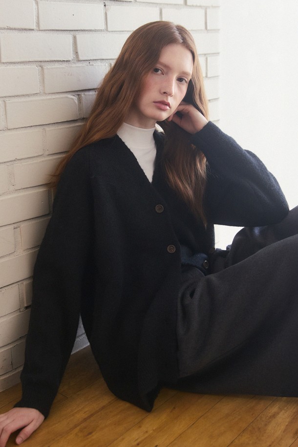 램스울 오버핏 브이넥 가디건은 부드러운 램스울 소재로 제작되어 포근한 착용감을 선사합니다. 베이직한 디자인으로 출근룩, 모임룩 등 다양한 TPO에 활용하기 좋으며, 클래식, 미니멀, 캐주얼 스타일 모두 소화 가능합니다. 긴 소매 기장과 두꺼운 두께감으로 겨울철 따뜻하게 입을 수 있으며, 오버핏 디자인으로 편안한 활동성을 제공합니다. 버터 민트, 버터 민트 그레이, 블랙 3가지 색상으로 출시되어 취향에 맞게 선택할 수 있습니다.
