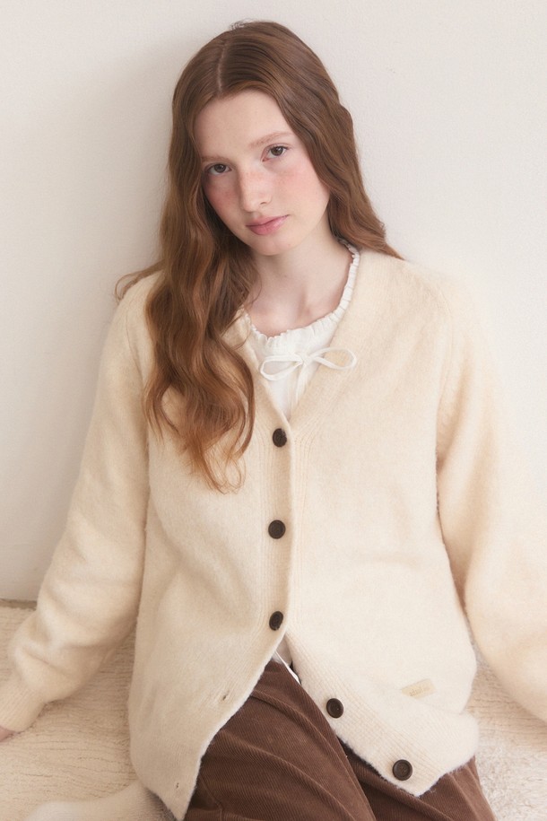 램스울 오버핏 브이넥 가디건 - 4컬러는 부드러운 램스울, 모달, 폴리에스테르 혼방 소재로 제작되어 포근하고 편안한 착용감을 선사합니다. 캐주얼, 미니멀, 클래식 스타일을 아우르는 디자인으로 데이트룩, 출근룩 등 다양한 TPO에 활용 가능합니다. 넉넉한 오버핏과 브이넥 디자인으로 어떤 이너와도 잘 어울리며, 간절기에는 아우터로, 겨울에는 이너로 활용하여 계절감 있는 스타일링을 연출할 수 있습니다. 버터, 블랙, 민트, 그레이 4가지 다채로운 색상으로 출시되어 취향에 맞게 선택할 수 있습니다. 신축성이 있어 편안하며, 비침 걱정 없이 착용할 수 있습니다.
