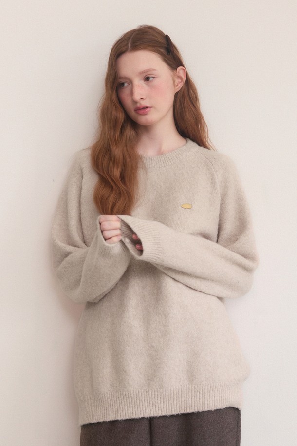 "Reglan" 램스울 오버핏 니트는 부드러운 촉감과 따뜻함을 선사하는 여성용 니트/스웨터입니다. 램스울 10%, 모달 20%, 폴리에스터 70% 혼방으로 제작되어, 포근함과 편안한 착용감을 동시에 느낄 수 있습니다. 블랙, 소라 핑크, 그레이, 오트밀, 브라운, 크림 옐로우 7가지 다채로운 색상으로 출시되어, 개인의 취향에 맞는 스타일을 연출할 수 있습니다. 넉넉한 오버핏과 라운드넥 디자인으로 캐주얼하고 베이직한 무드를 더하며, 가을, 겨울철 출근룩, 모임룩 등 다양한 TPO에 활용 가능합니다. 우수한 신축성과 비침 없는 원단으로 편안하게 착용할 수 있으며, 참 디테일 포인트를 더해 소장 가치를 높였습니다.
