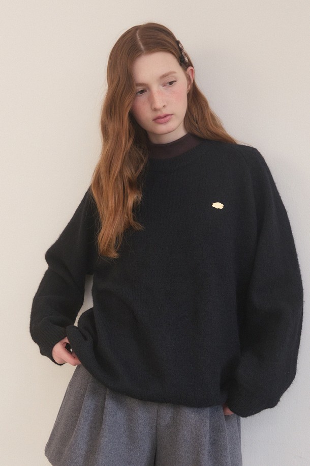 레글런 램스 울 오버핏 니트 (7컬러)는 부드러운 촉감의 울 소재로 제작되어 가을과 겨울에 따뜻하게 착용할 수 있는 여성용 니트입니다. 베이직하고 캐주얼한 스타일로, 일상복으로 활용하기 좋습니다. 래글런 소매 디자인과 하프넥, 오버핏으로 편안하면서도 스타일리시한 매력을 더합니다. 블랙 컬러를 포함한 7가지 다채로운 색상으로 출시되어 다양한 코디에 활용할 수 있습니다. 두꺼운 두께감으로 보온성을 높였으며, 미니멀, 캐주얼, 클래식 스타일을 즐겨 입는 분들께 추천합니다.
