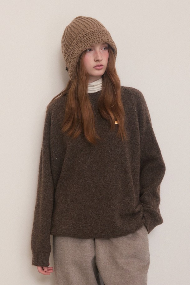 래글런 램스울 오버핏 니트 (7컬러)는 부드러운 촉감의 울 소재로 제작되어 가을과 겨울에 따뜻하게 착용하기 좋은 여성 니트입니다. 베이직하고 캐주얼한 스타일로, 래글런 슬리브 디자인과 라운드넥이 편안한 착용감을 선사합니다. 넉넉한 오버핏에 긴 소매 기장으로 트렌디한 무드를 연출하며, 브라운 컬러를 포함한 7가지 다채로운 색상으로 만나볼 수 있습니다. 두꺼운 두께감으로 보온성을 높여, 일상 속에서 편안하게 즐겨 입기 좋은 아이템입니다. 캐주얼, 클래식, 미니멀 등 다양한 스타일을 소화할 수 있는 활용도 높은 니트입니다.
