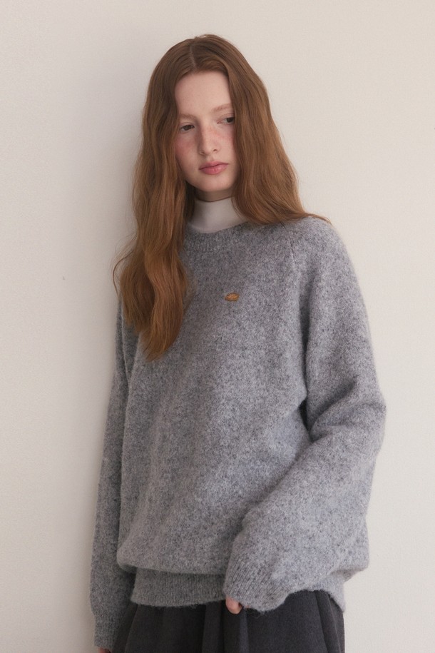 **레글런 램스 울 오버핏 니트 - 7컬러**는 부드러운 촉감의 램스 울 소재로 제작되어 가을과 겨울에 따뜻하게 입을 수 있는 여성용 니트입니다. 래글런 소매 디자인과 라운드넥, 오버핏으로 편안한 착용감을 선사하며, 베이직하고 캐주얼한 스타일을 연출하기 좋습니다. 부드러운 촉감의 무지 디자인으로 다양한 룩에 활용하기 좋으며, 그레이 컬러를 포함한 7가지 다채로운 색상으로 만나보실 수 있습니다.
