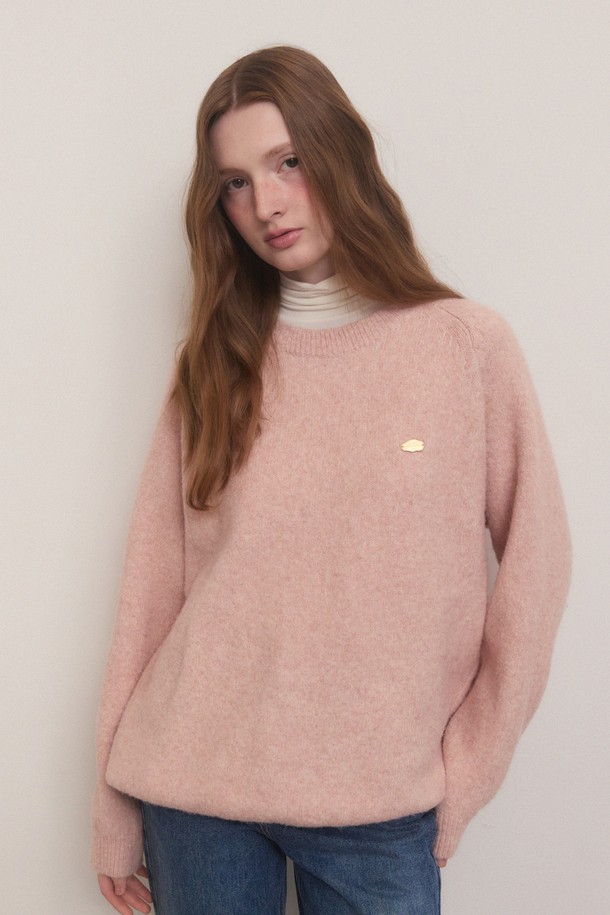 레글런 램스울 오버 핏 니트 - 7컬러는 부드러운 촉감의 램스울 혼방 소재로 제작되어 가을과 겨울에 따뜻하게 착용하기 좋습니다. 라운드넥에 긴 소매, 오버핏 디자인으로 편안한 착용감을 선사하며, 베이직하고 캐주얼한 스타일을 연출합니다. 블랙, 소라 핑크, 그레이, 오트밀, 브라운, 크림 옐로우 등 7가지 다채로운 색상으로 출시되어 취향에 맞게 선택할 수 있습니다. 넉넉한 핏과 신축성으로 자연스러운 체형 커버가 가능하며, 집콕룩이나 산책룩 등 다양한 TPO에 활용하기 좋습니다. 미니멀, 캐주얼, 클래식 등 어떤 스타일에도 잘 어울려 데일리 아이템으로 활용하기 좋습니다.
