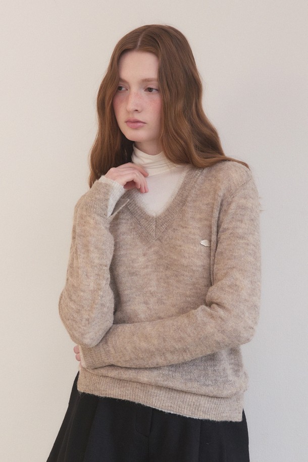 부드러운 촉감의 헤어리 레이어드 소프트 브이넥 니트, 모카 컬러입니다. 겨울 시즌, 데일리룩과 오피스룩에 활용하기 좋은 베이직 스타일의 여성 의류입니다. 울, 폴리에스테르, 나일론 혼방 소재로 제작되어 따뜻하고 편안한 착용감을 선사합니다. 레이어드 디자인으로 마치 이너를 착용한 듯한 연출이 가능하며, 아우터 안에 이너로 활용하기에도 좋습니다. 신축성이 뛰어나 활동성을 높였으며, 중간 두께감으로 간절기부터 겨울까지 폭넓게 활용할 수 있습니다.
