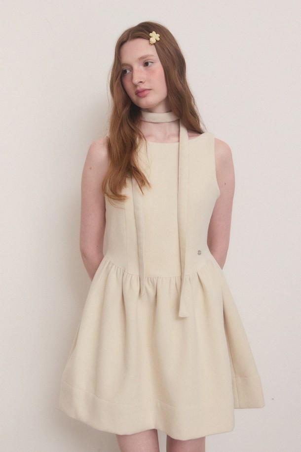 아이보리 컬러의 더블 플레어 윈터 미니 드레스는 우아하고 엘레강스한 스타일을 연출합니다. 겨울 시즌, 파티, 연말 모임, 포멀한 자리에 적합하며, 홀터넥 디자인에 허리 절개선 디테일이 더해져 여성스러운 실루엣을 강조합니다. 부드러운 촉감의 레이온, 폴리에스터, 아크릴, 울 혼방 소재로 제작되었으며, 자연스러운 플레어 핏의 미니 기장으로 세련됨을 더합니다. 넥 스트랩은 리본으로 연출 가능하며, 단독 또는 이너, 블라우스와 레이어드하여 다양한 스타일을 완성할 수 있습니다. 비침 없이 두꺼운 두께감으로 따뜻하게 착용 가능하며, 중간 정도의 신축성으로 편안함을 제공합니다.
