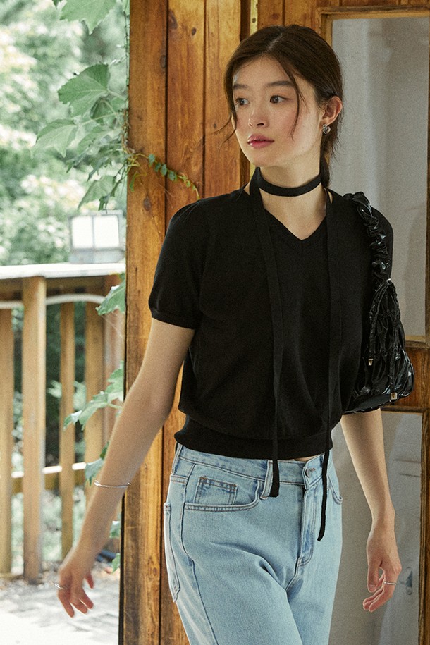 ADAUL - 반소매 티셔츠 - Pale v neck ribbon choker summer knit - black