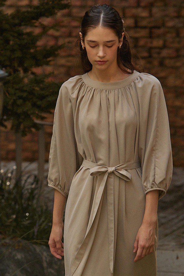 ADAUL - 긴소매 원피스 - Soft shirring two ribbon long dress - khakibeige