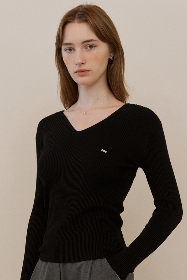 ADAUL - 스웨터 - Deep v neck golgi slim knit - black