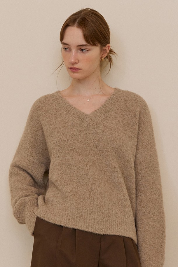 ADAUL - 스웨터 - Soft loose V-neck knit - hazy brown