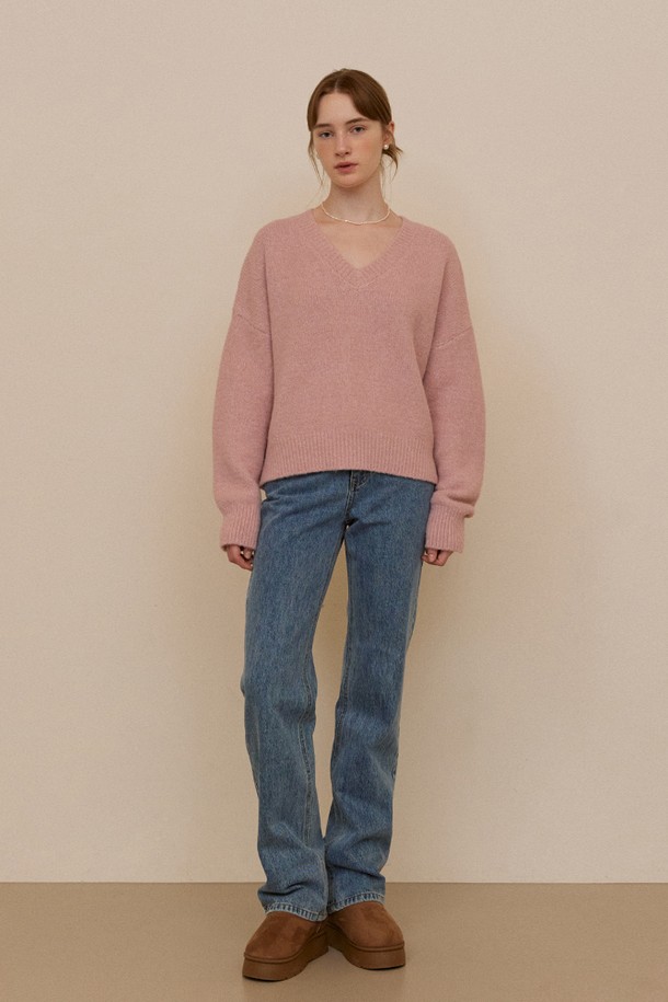 ADAUL - 스웨터 - Soft loose V-neck knit - soft pink