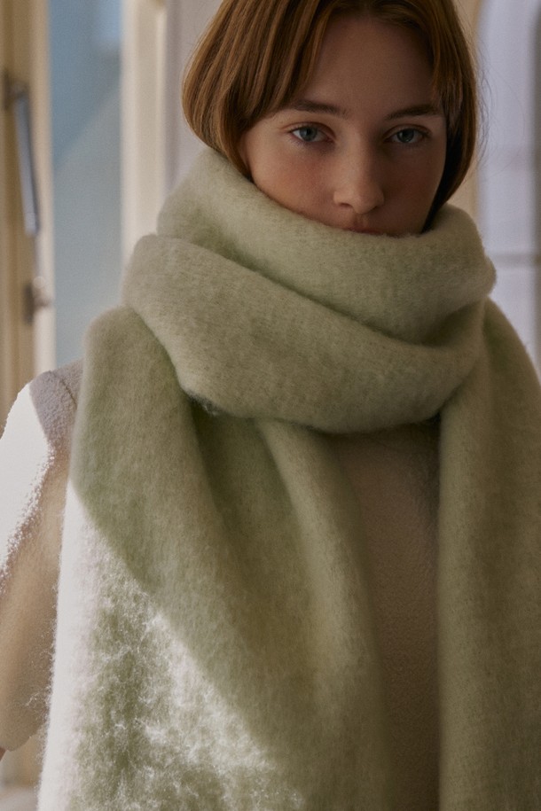 울 롱 와이드 머플러 - 8컬러는 가을과 겨울, 쌀쌀한 날씨에 포근함을 더해줄 머플러입니다. 부드러운 촉감의 울 소재로 제작되어 뛰어난 보온성을 제공하며, 베이직하고 미니멀한 디자인으로 다양한 스타일 연출에 활용할 수 있습니다. 와이드한 폭과 롱 기장으로 목을 감싸 더욱 따뜻하게 해줍니다. 출근룩이나 모임룩 등 TPO에 구애받지 않고 클래식, 미니멀, 캐주얼 스타일 모두 소화 가능합니다. 그린, 베이지, 블랙, 화이트, 그레이, 브라운, 레드, 블루 총 8가지 다채로운 컬러로 만나보세요.
