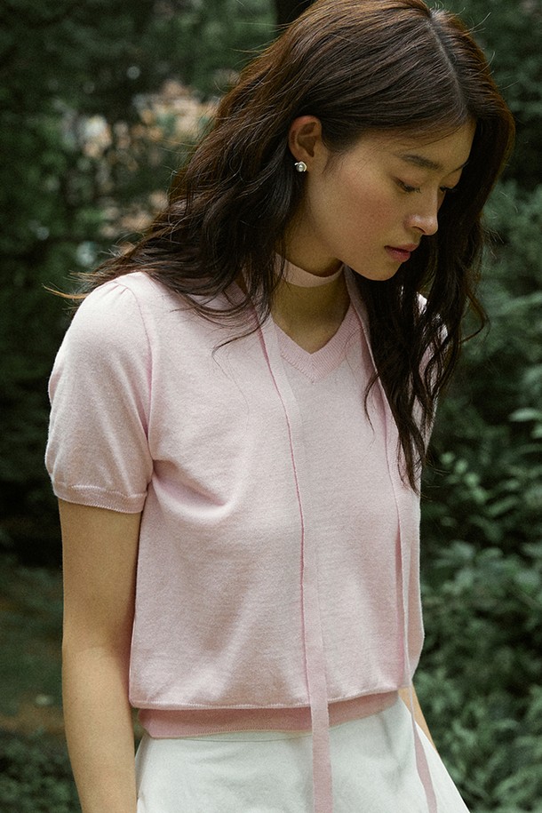 ADAUL - 반소매 티셔츠 - Pale v neck ribbon choker summer knit - softpink