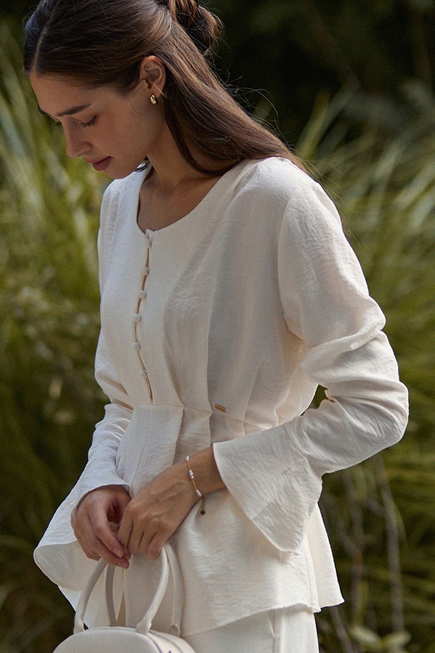 ADAUL - 블라우스 - Ruffle back ribbon blouse - cream