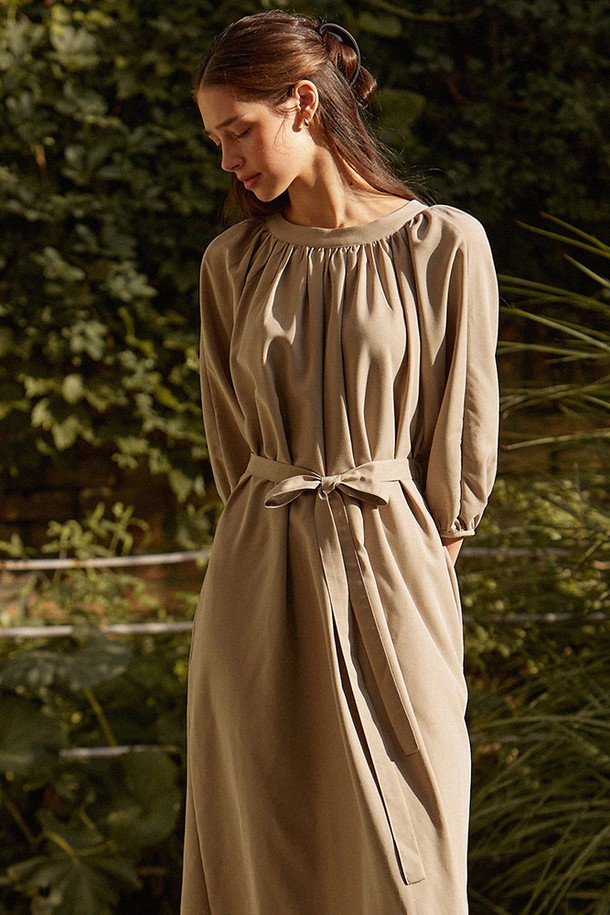 ADAUL - 긴소매 원피스 - Soft shirring two ribbon long dress - khakibeige