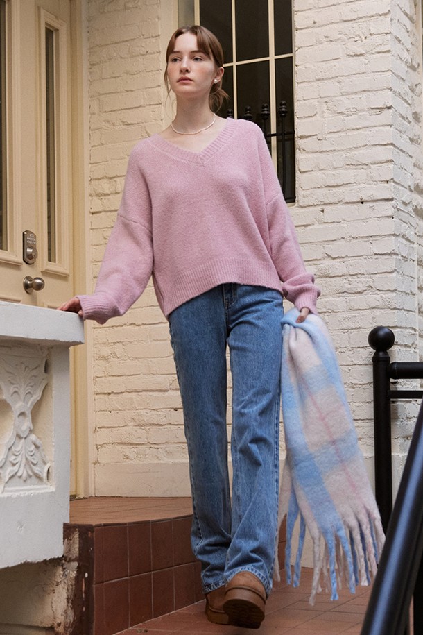 ADAUL - 스웨터 - Soft loose V-neck knit - soft pink